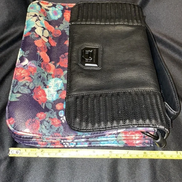 BCBG Crossbody Shoulder Bag - Picture 4 of 12